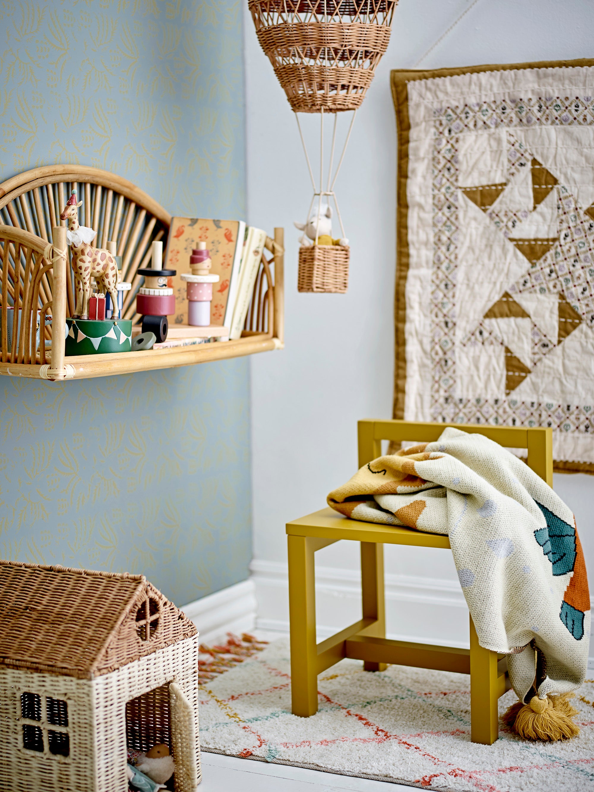 Huggi Rattan Mobile