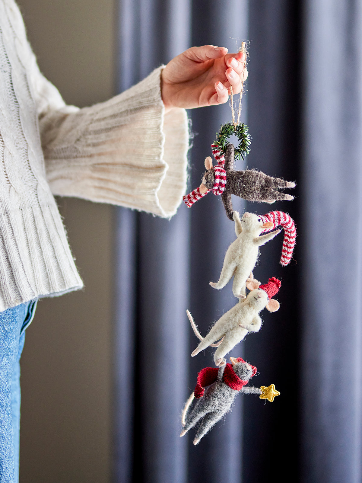 Peo Ornament, Holding Hands