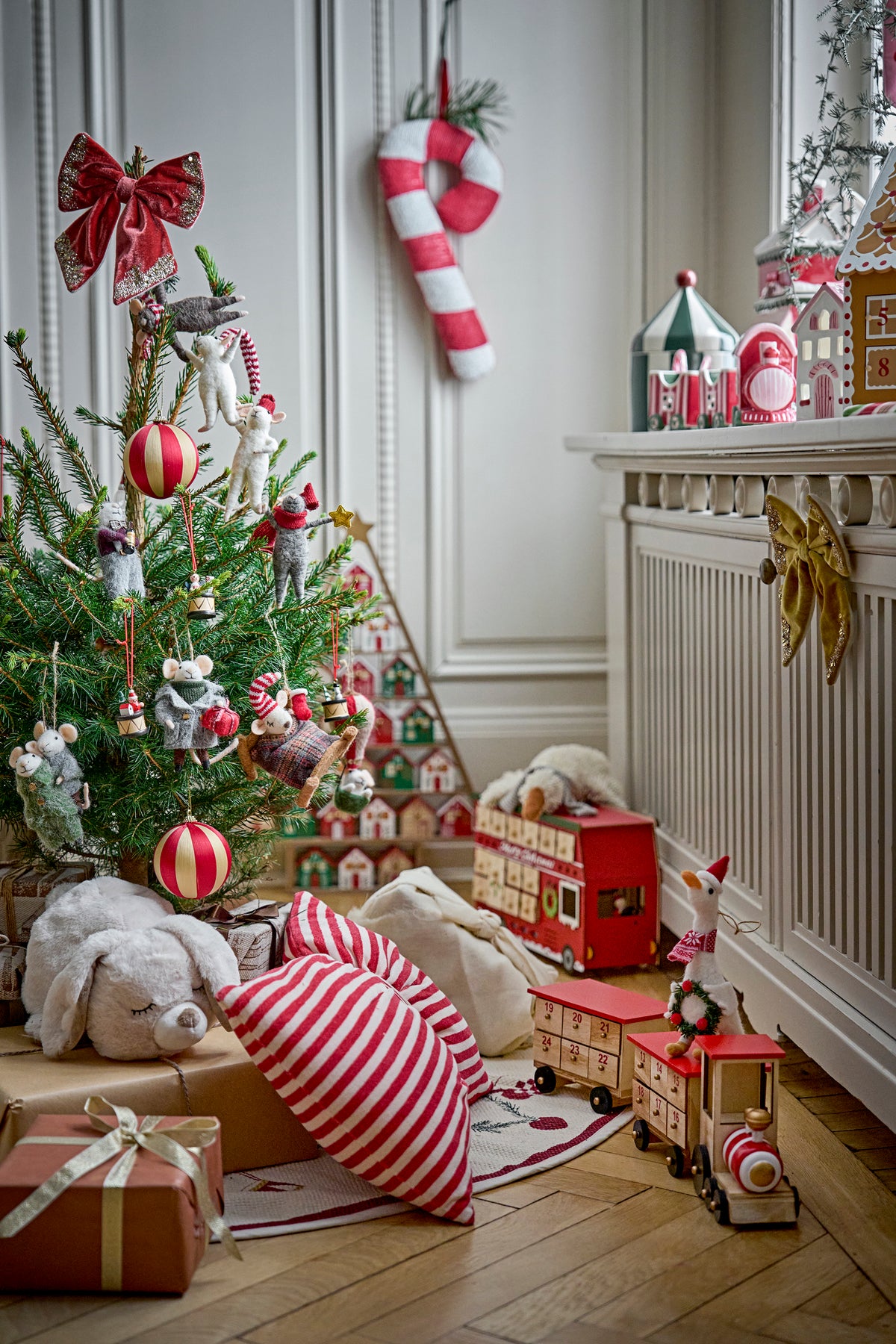 Peo Ornament, Holding Hands